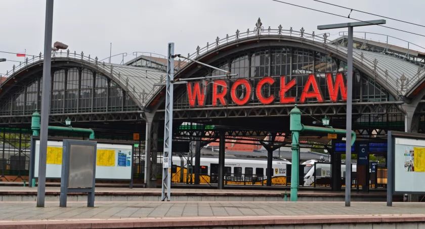 Wrocławianie dalej będą jeździć pociągami na UrbanCard. Umowa podpisana na 5 lat 