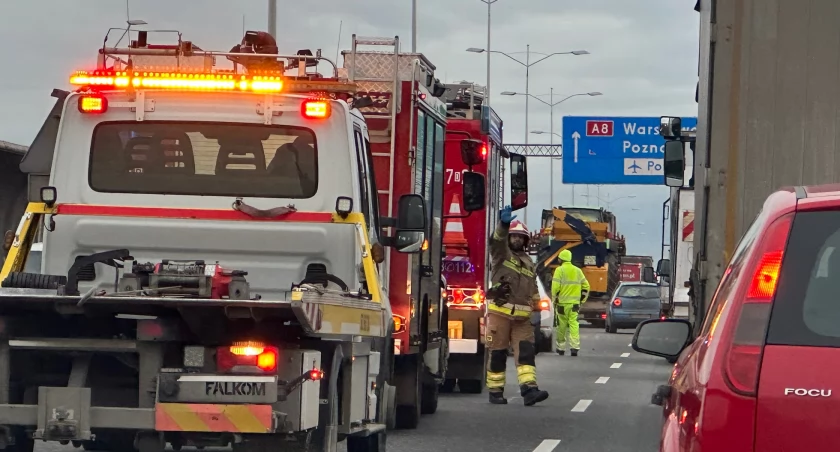 Wrocław: Pożar auta i wypadek na AOW. Korek ma już kilka kilometrów 