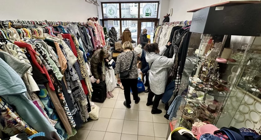 Oddaj, nie wyrzucaj! Tu we Wrocławiu możesz przynieść ciuchy. Dzięki temu dostaną drugie życie  