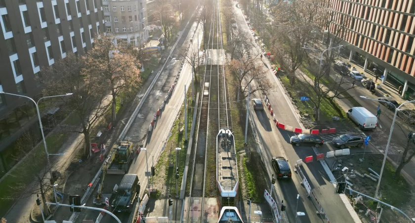 Wrocław: Prace na Powstańców Śląskich prawie na finiszu. Leją już asfalt
