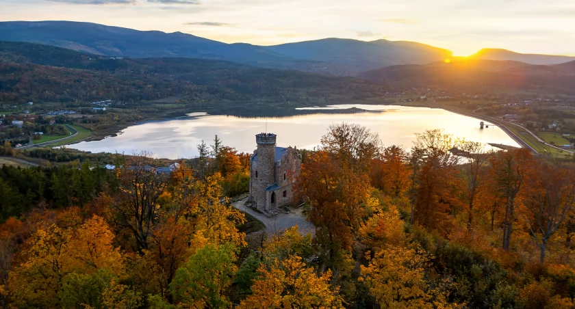 Za taki widok można dać się pokroić! Zamek na wzgórzu, woda i panorama Karkonoszy 