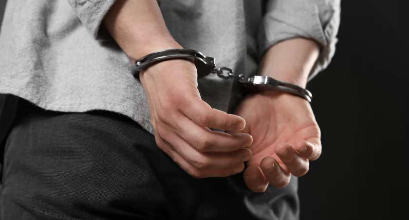 Skatował matkę, a potem zostawił na pewną śmierć. 81-latka konała kilka dni