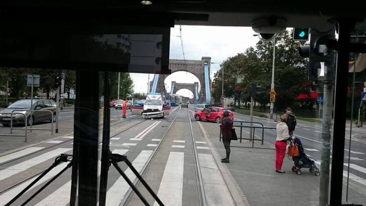 Przy moście Grunwaldzkim samochód zderzył się z karetką na sygnale [ZOBACZ]