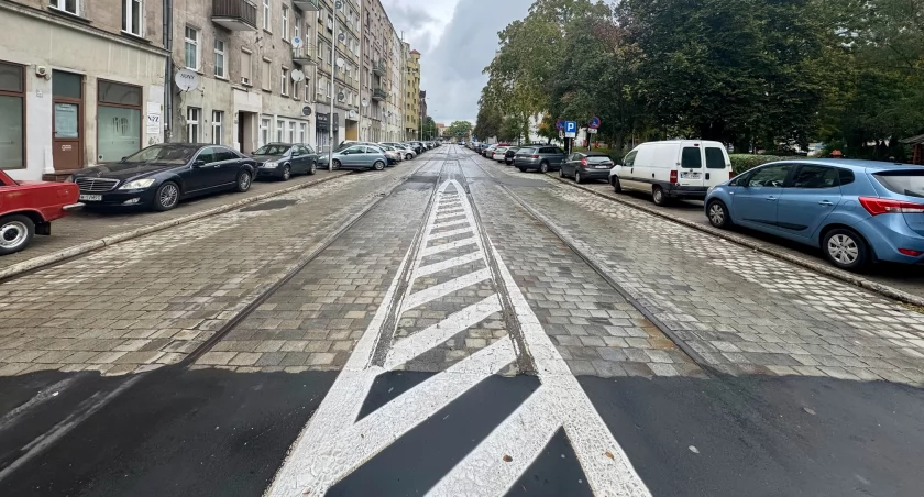 Stare szyny, zużyta kostka i dziury. Tę ulicę w centrum czeka przebudowa. Dwie firmy chcą ją zaprojektować