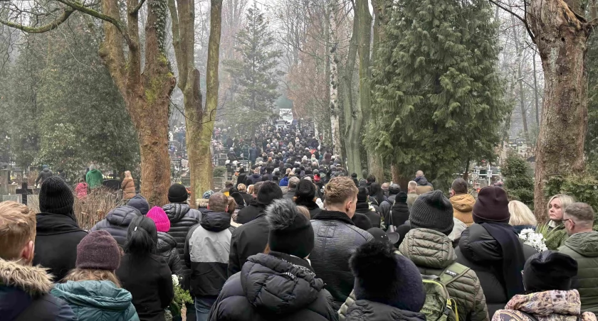 Morze kwiatów na grobie Danusi. A ksiądz pyta: Gdzie był Bóg?