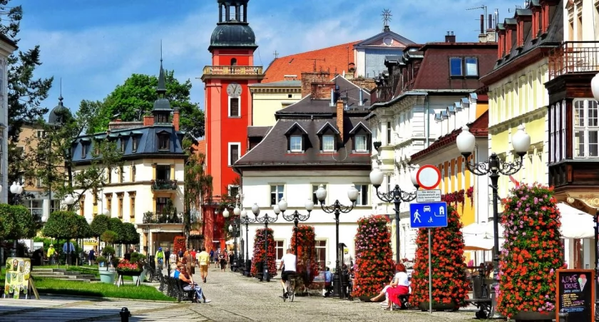 Tutejsze wody termalne są najgorętszymi w Polsce. Zwłaszcza zimą… To dolnośląskie uzdrowisko zna cała Europa