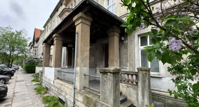 Ta ulica wrocławskiego Śródmieścia słynie z ganków. Wybudował je XIX-wieczny deweloper