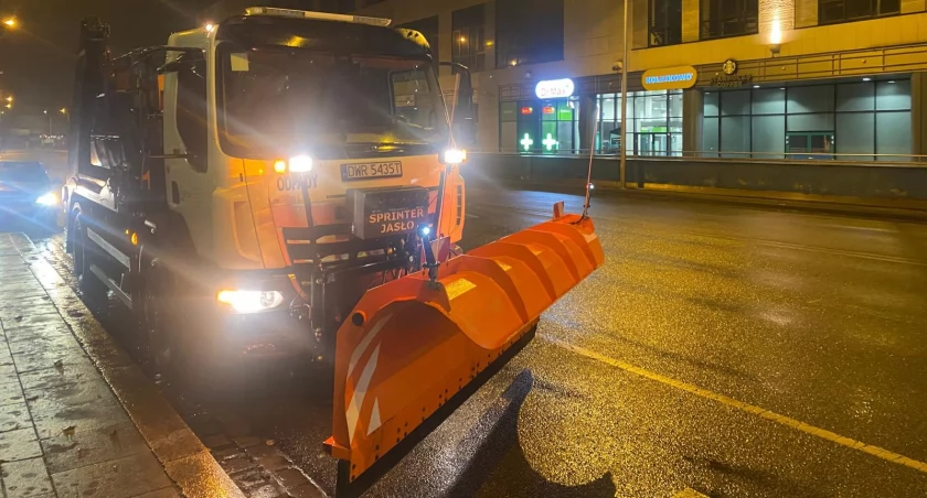 To będzie ciężki poranek we Wrocławiu. IMGW ostrzega przed gołoledzią