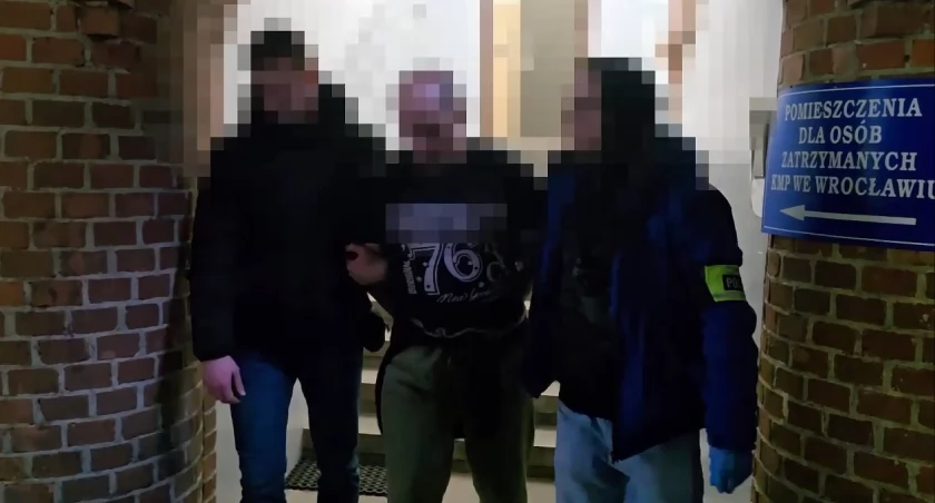 Skatował 90-latkę dla stu złotych. Potem ukrył się w Częstochowie