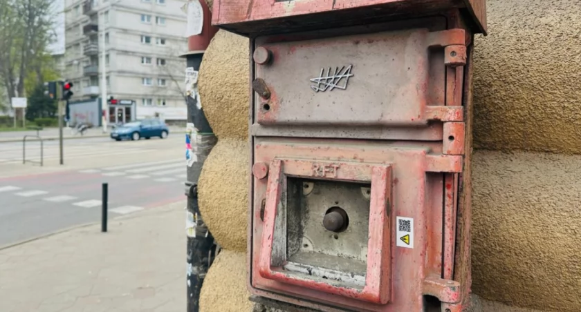 Tak dawniej wzywano we Wrocławiu straż pożarną. Ręczne alarmy stoją do dziś