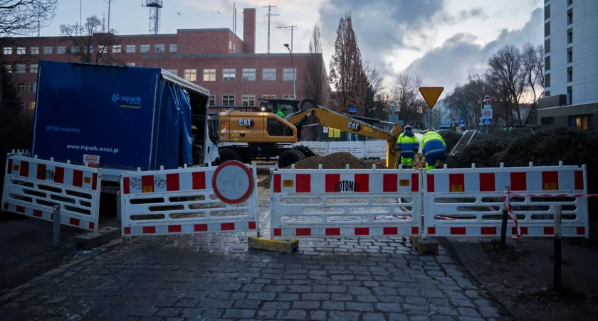 Ogromna awaria we Wrocławiu. Woda zalała skrzyżowanie, są utrudnienia w ruchu