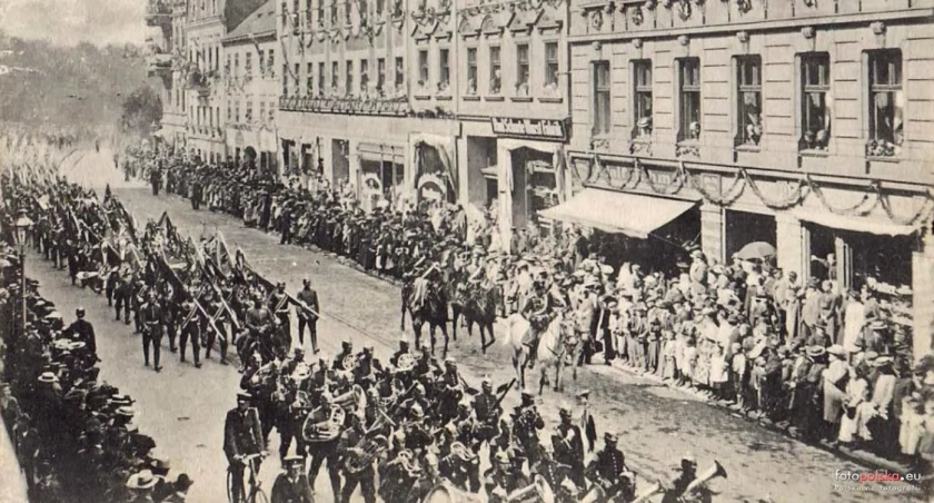 Cesarz Wilhelm II, ten od „Kaiser Brucke”, obraził się na władze Breslau. A jedna wrocławianka rzuciła w niego toporem