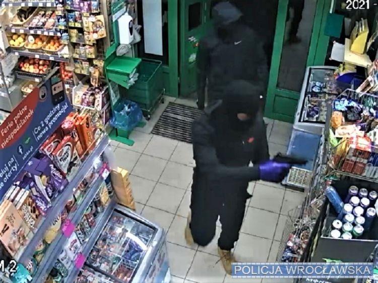 Wrocław: napady na Żabki z maczetą. Sprawcy trafili do aresztu na trzy miesiące [WIDEO]