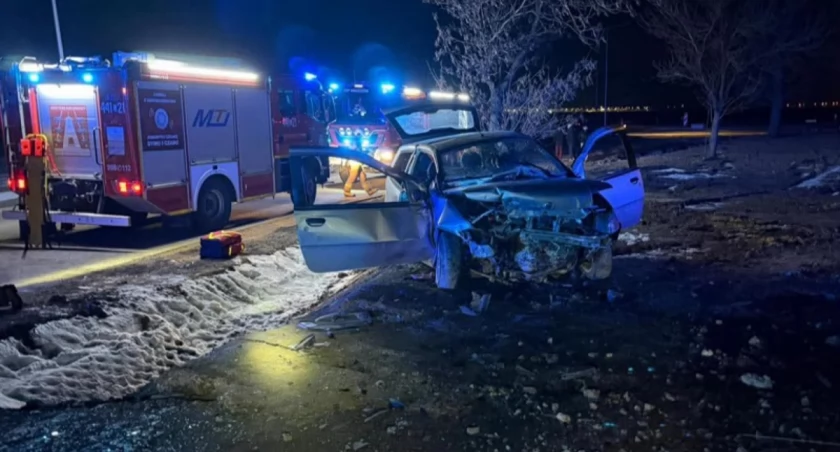 Kierowca oślepiony światłami wpadł do rowu. Dwie osoby ledwo uszły z życiem