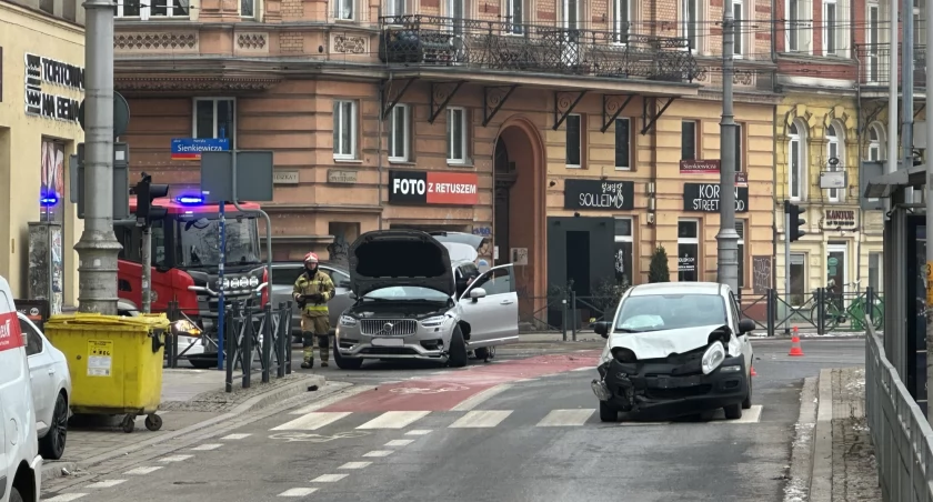 Groźnie wyglądający wypadek na pl. Bema. Duże utrudnienia w ruchu 