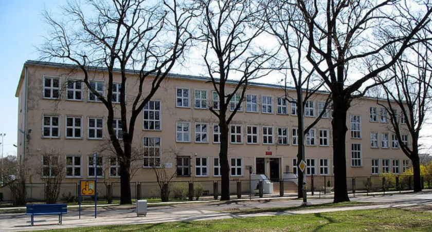 Ewakuowano ponad 300 osób z budynku wrocławskiego liceum