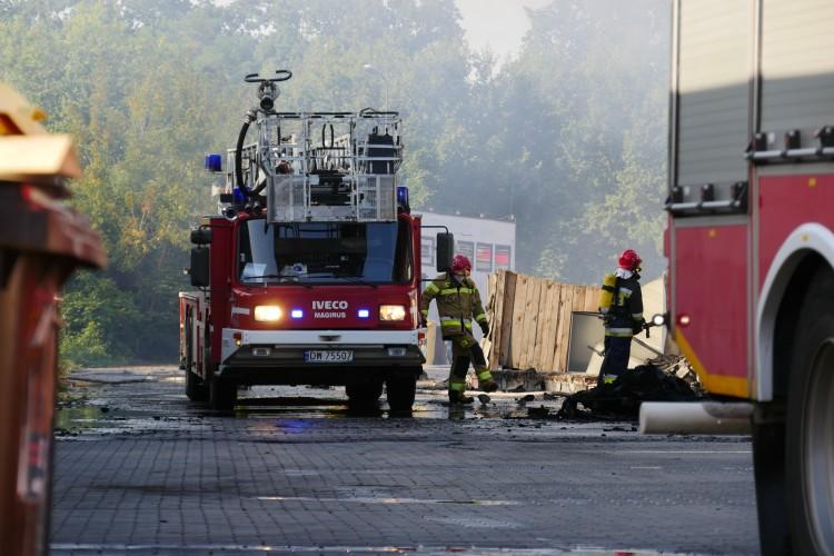 Duży pożar na Swojczycach. Paliła się hala magazynowa [ZDJĘCIA]