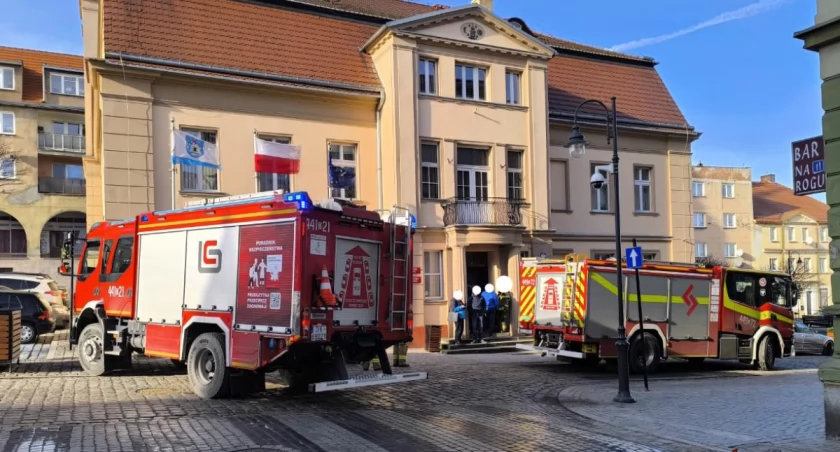 Alarm w urzędzie miejskim. Z powodu podejrzanego zapachu ewakuowano 37 osób