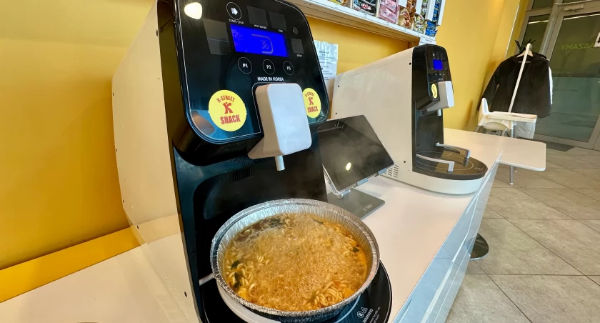 W tej koreańskiej restauracji we Wrocławiu zupkę z proszku przygotuje automat
