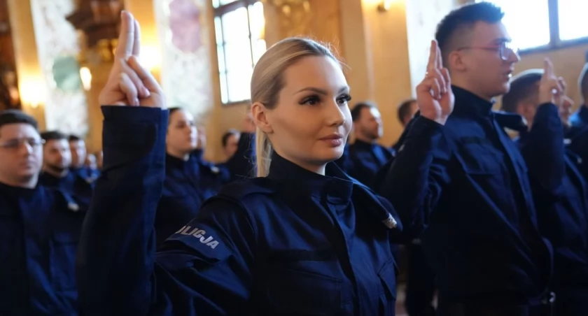90 nowych policjantów złożyło ślubowanie. Teraz szkolenie, a potem służba w terenie