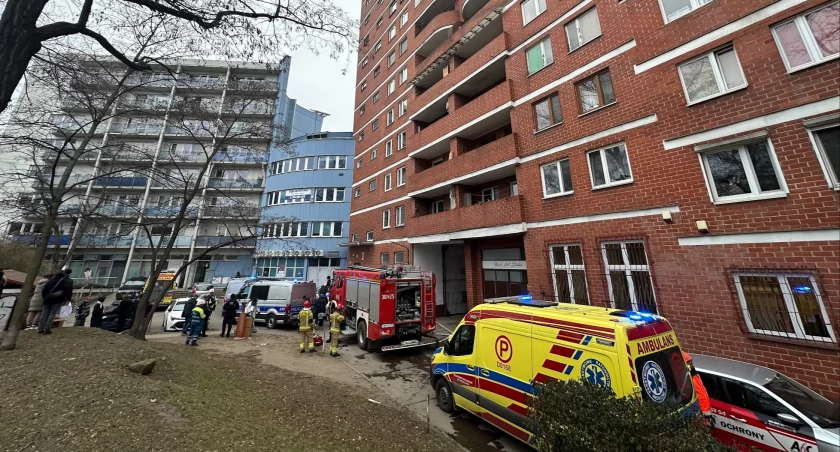 Pożar w bloku w centrum Wrocławia. Z płonącego mieszkania wyniesiono człowieka
