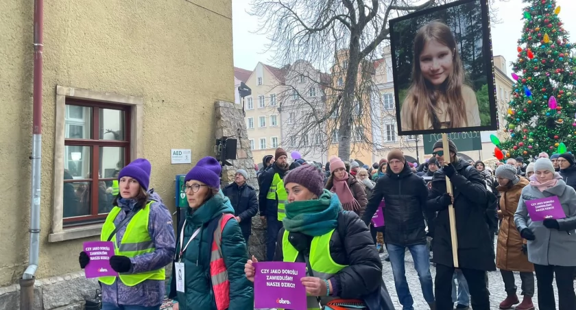 Rodzice Danusi z Jeleniej Góry: To my, dorośli, odpowiadamy za świat, w którym jedno dziecko odbiera życie drugiemu!