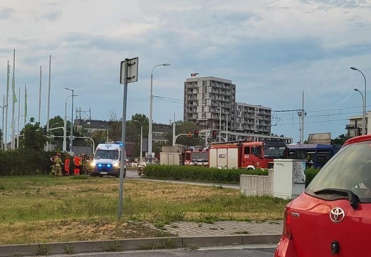 Wypadek koło Selgrosa we Wrocławiu. Motocyklista zaliczył wywrotkę