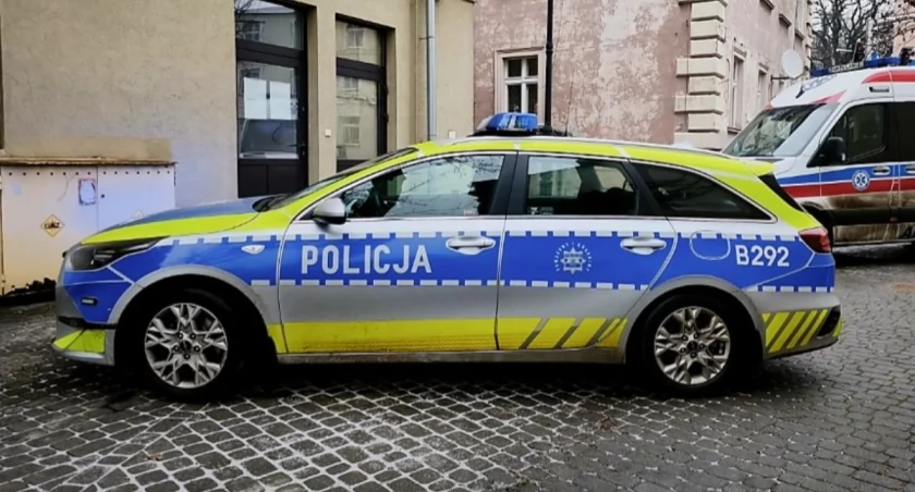 Pies zaalarmował domowników. 28-latek i niemowlę podtruci czadem