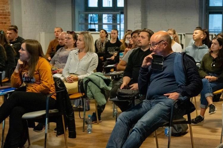 Zamiast “kraść pracę” oferują wiedzę i doświadczenie. Zakończyła się kampania “Wiem, zatrudniam, zyskuję”