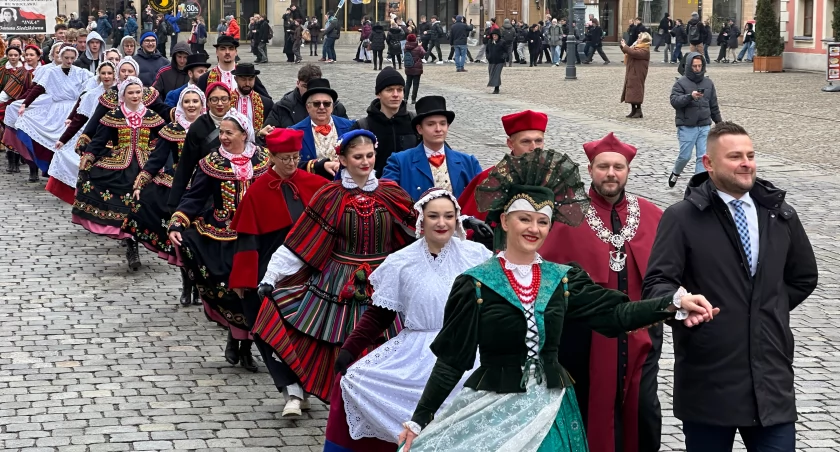 Polonez dla Fredry na wrocławskim Rynku. Zobaczcie zdjęcia i filmy