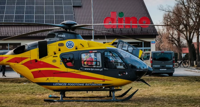 Akcja ratunkowa pod Dino. Przed sklepem wylądował helikopter