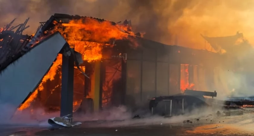 Ogromny pożar Biedronki. Sklep stanął w ogniu, potem się zawalił