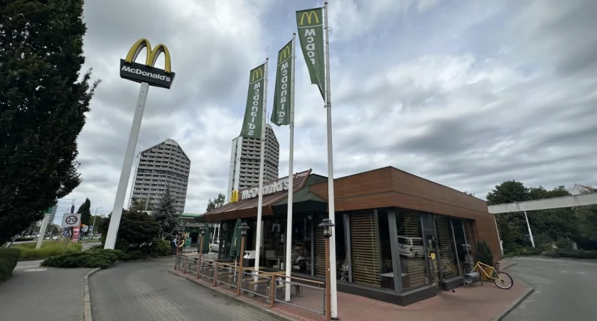 Rusza rozbiórka. Stacja BP i McDonalds znikają sprzed Ołówka i Kredki