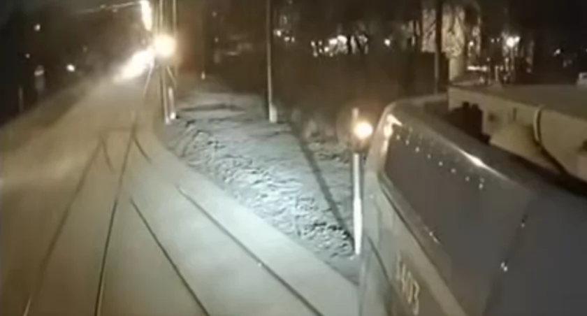 Kierowcy oszaleli! Robią sobie skrót na mijance i wjeżdżają pod tramwaje [FILM]