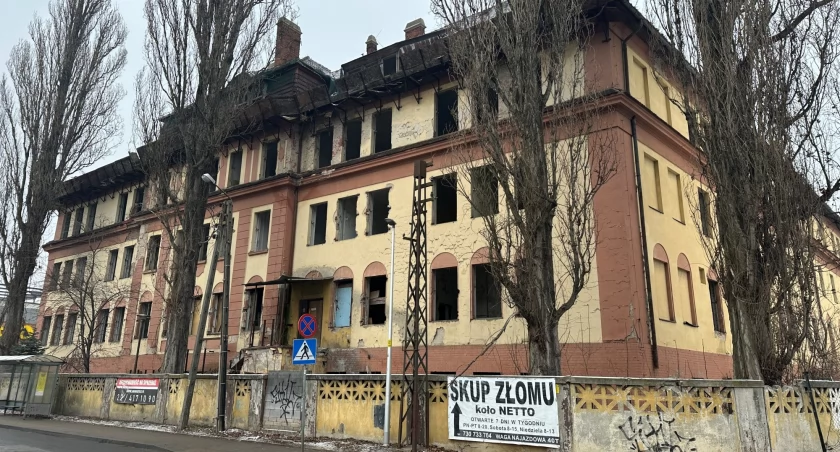 Oddział Karabinów Maszynowych popada w ruinę. To ostatnia pozostałość po koszarach przy Sołtysowickiej