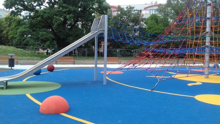 Na Hubach powstał nowy, duży plac zabaw [ZDJĘCIA]