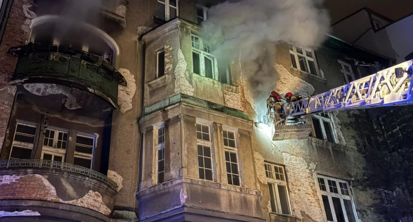 Groźny pożar w kamienicy we Wrocławiu. Kilkadziesiąt osób ewakuowanych