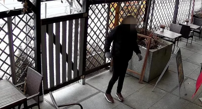 Seryjny włamywacz w rękach policji. Ukradł pieniądze i tasak z restauracji