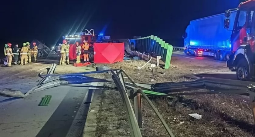 Tragedia na A4. Tir przebił bariery i wpadł na przeciwległy pas. Jedna osoba nie żyje