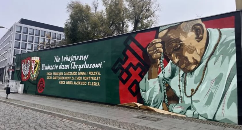 Papież ma być żółty. Konserwator każe przemalować mural z Janem Pawłem II na Ostrowie Tumskim