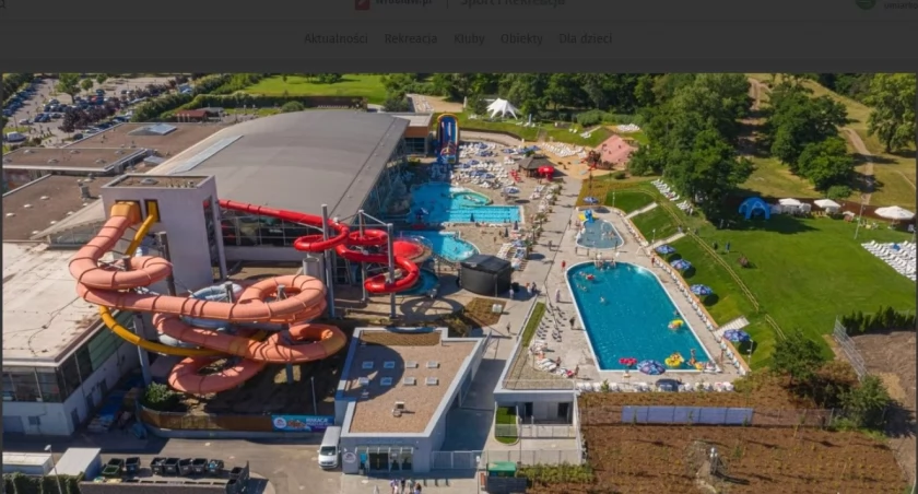 Wojciech Jaruzelski zaczął stawiać tam pomnik, a ponad 20 lat później w tym miejscu otwarto  wrocławski aquapark