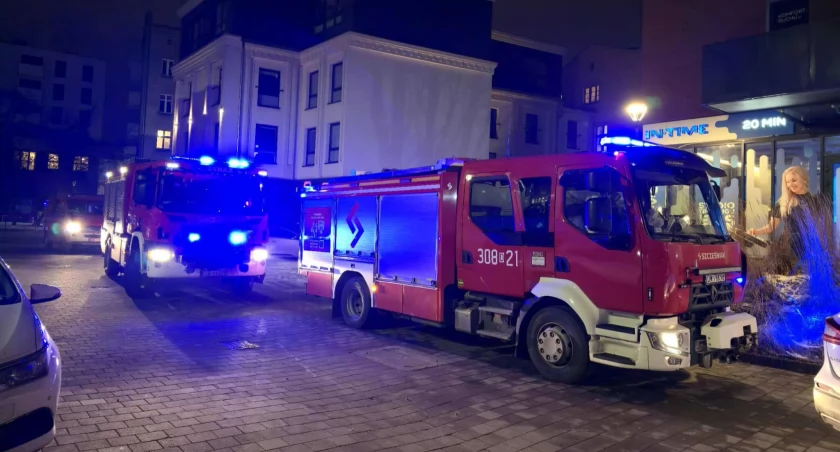 Silny zapach chemikaliów w bloku. Nocna ewakuacja kilkudziesięciu lokatorów