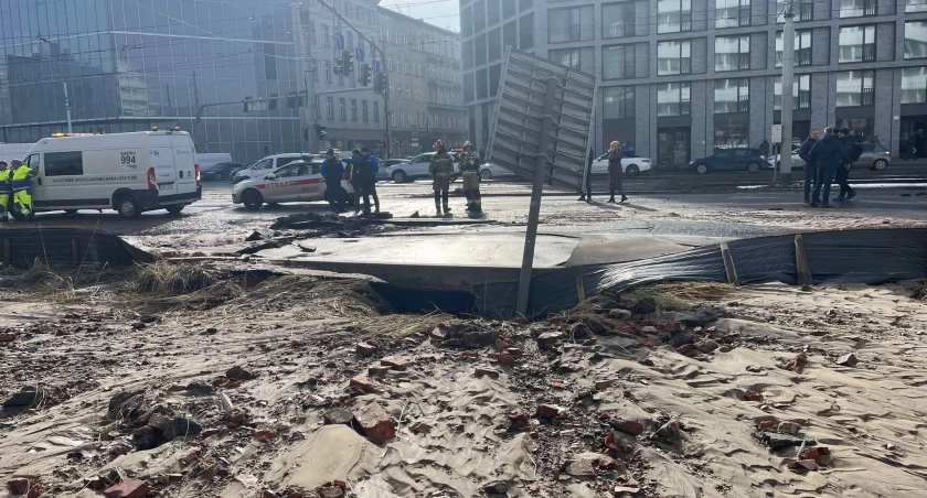 Zalana i zniszczona ulica Traugutta koło OVO. Jak długo będą utrudnienia?
