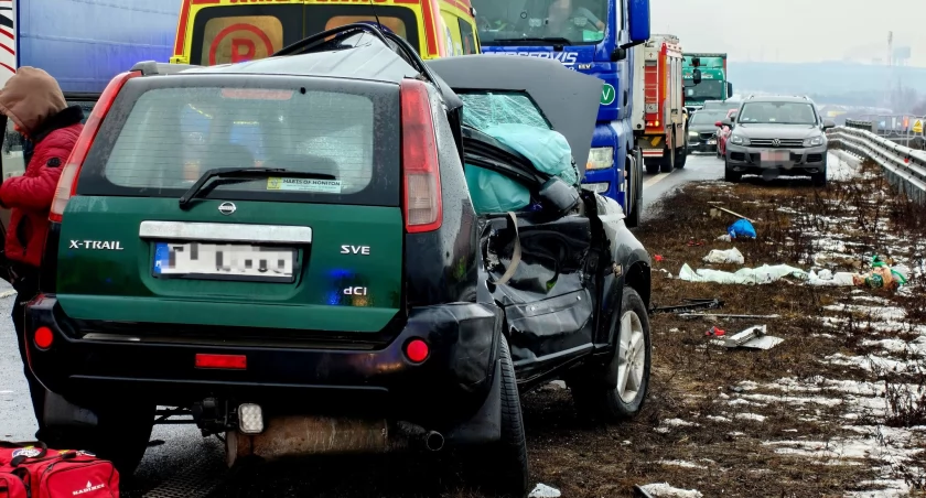 Zatrzymał się, by pomóc ofiarom wypadku. W jego auto wjechała ciężarówka! Koszmar na S3 