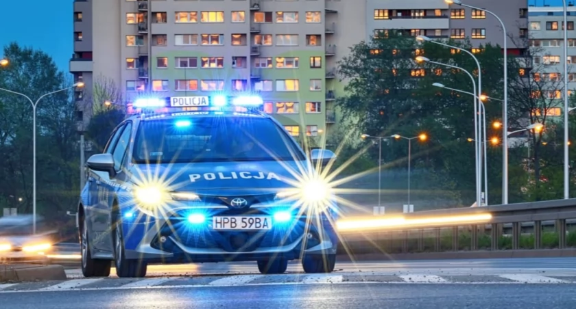 Dziewczynka wypadła z balkonu na 4. piętrze! W domu pijany ojciec