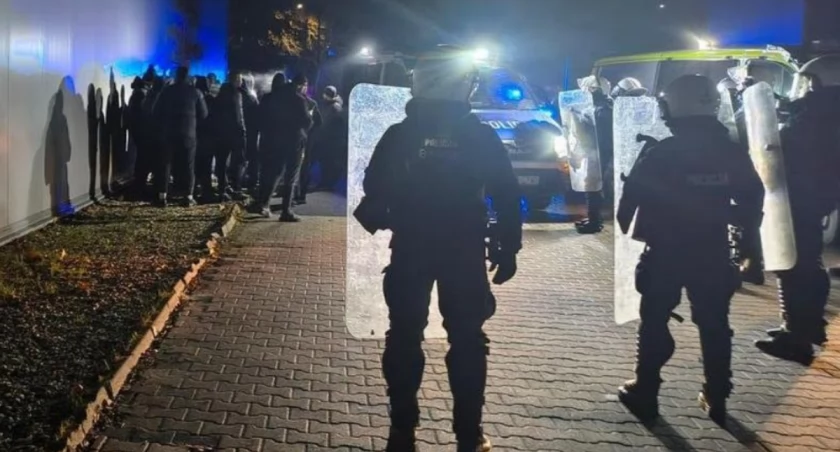 Kibole Śląska i Odry umówili się ustawkę. Na miejsce zbiórki pod marketem wkroczyła policja 