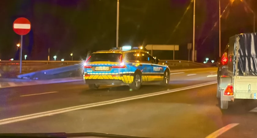 Dwie osoby ranne w wypadku na węźle Bielany. Potężne utrudnienia