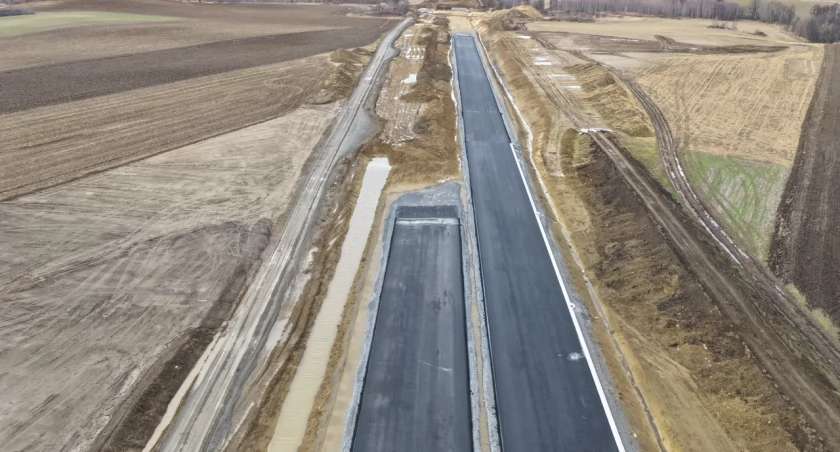 Na nowej drodze ekspresowej do Wrocławia już leją asfalt