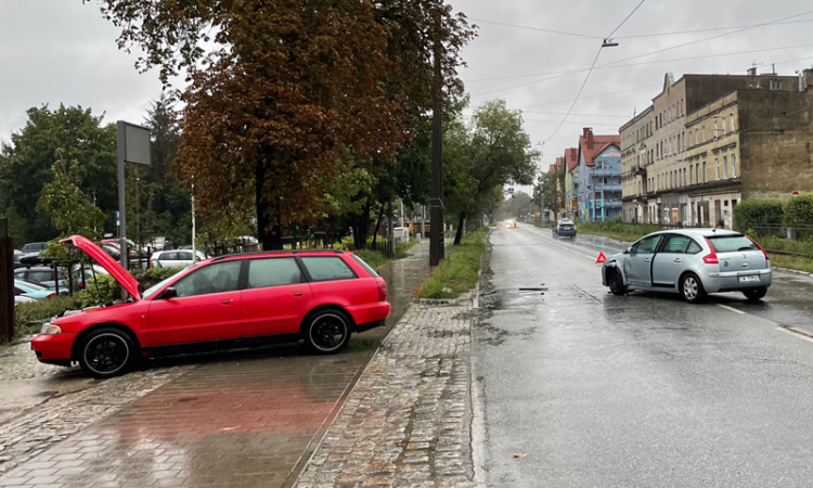 Wypadek na wjeździe do Wrocławia. Auto na środku drogi