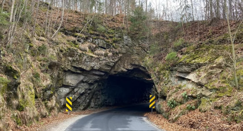 Tunel jak jaskinia. Jedyny taki na Dolnym Śląsku. A leży w rejonie stworzonym do pieszych wędrówek